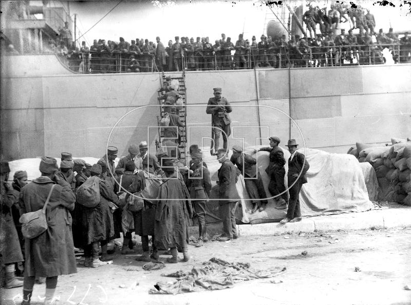 ΠΡΟΣΦΥΓΕΣ ΠΕΙΡΑΙΑΣ. Η ΑΝΤΑΛΛΑΓΗ ΤΩΝ ΑΙΧΜΑΛΩΤΩΝ ΤΟΥ ΜΙΚΡΑΣΙΑΤΙΚΟΥ ΜΕΤΩΠΟΥ. ΣΤΙΓΜΙΟΤΥΠΟ ΑΠΟ ΤΟΝ ΕΛΕΓΧΟ ΤΩΝ ΤΟΥΡΚΩΝ ΑΙΧΜΑΛΩΤΩΝ ΠΟΛΕΜΟΥ ΑΠΟ ΤΑ ΜΕΛΗ ΤΗΣ ΕΠΙΤΡΟΠΗΣ ΑΝΤΑΛΛΑΓΗΣ ΚΑΙ ΤΗΝ ΕΠΙΒΙΒΑΣΗ ΤΩΝ ΑΙΧΜΑΛΩΤ.jpg
