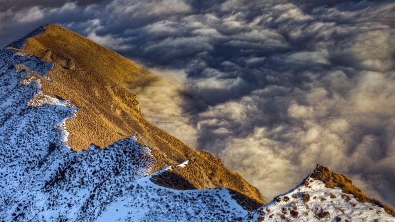 Sea of clouds over Lake Wanaka in Central Otago, Southern Alps, New Zealand - Colin Monteath ] age fotostock.jpg