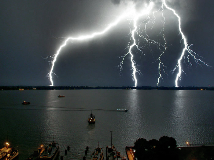 weather-picture-photo-lightning-storm-joe-holmes.jpg