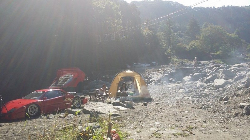 ferrari-f40-goes-camping-barbecues-is-awesome_100482638_l.jpg