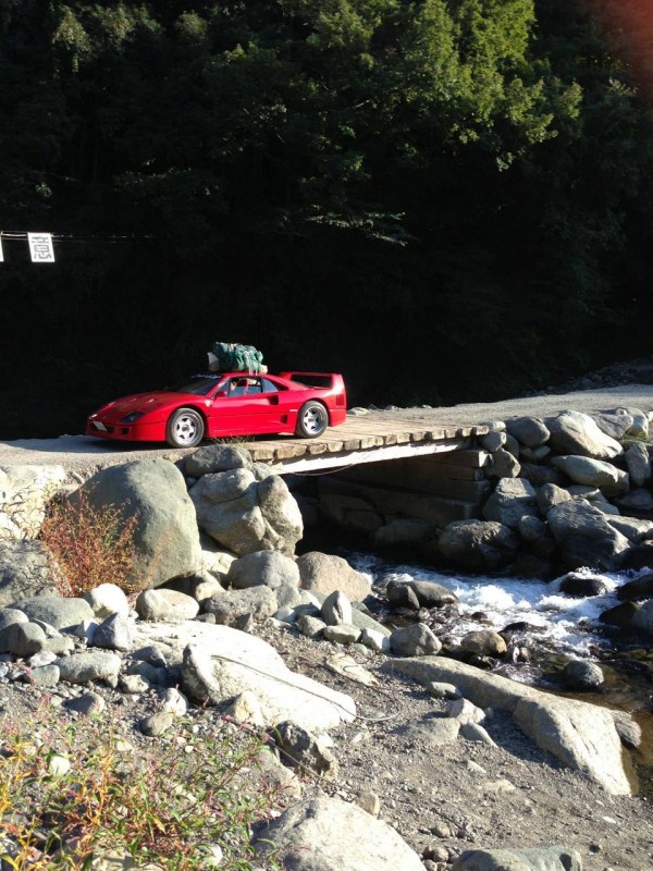ferrari-f40-goes-camping-barbecues-is-awesome_100482647_l.jpg