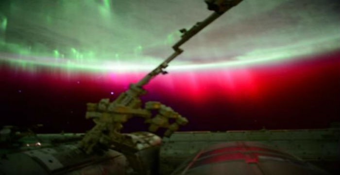 astronaftes-tou-diethnous-diastimikou-stathmou-idan-tin-atmosfera-tis-gis-kokkinizi-700x360.jpg