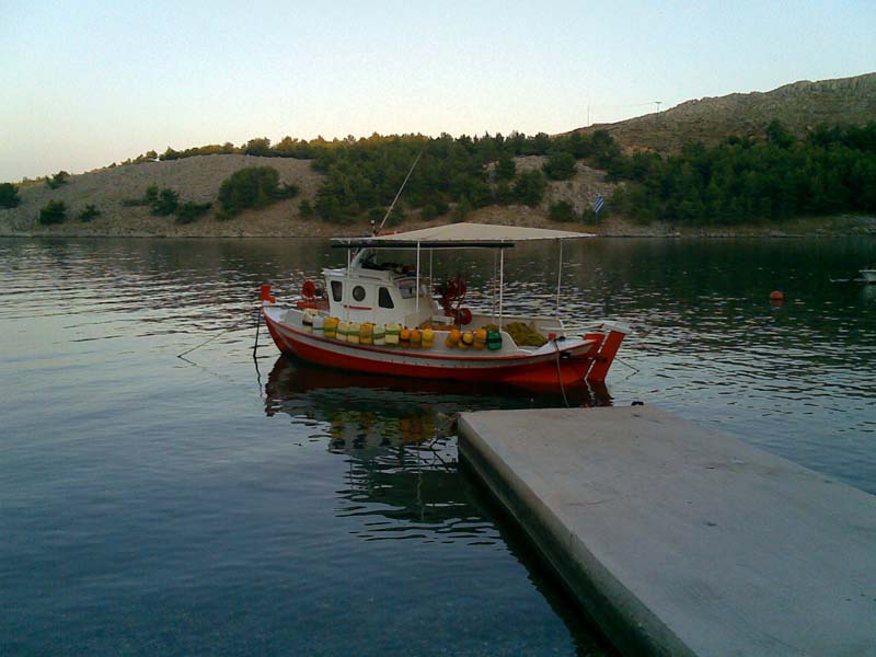 Ψαρόβαρκα στο λιμανάκι.jpg