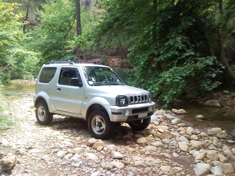 jimny στο ποταμι 1.jpg