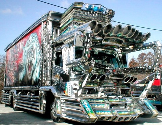 Dekotora_Trucks8_SiteSeeingGR.jpg