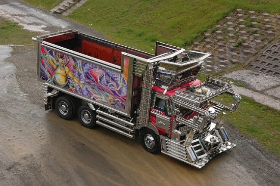 Dekotora_Trucks6_SiteSeeingGR.jpg