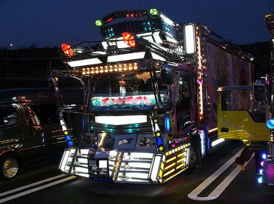 Dekotora_Trucks5_SiteSeeingGR.jpg
