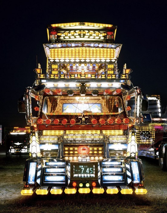 Dekotora_Trucks4_SiteSeeingGR.jpg