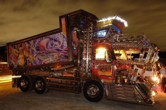 Dekotora_Trucks3_SiteSeeingGR.jpg