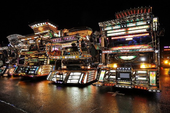 Dekotora_Trucks1_SiteSeeingGR.jpg