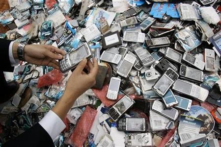 beijing-customs-smash-10000-fake-phones.jpg
