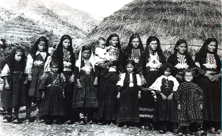 Sarakatsani_women_Mitsikeli_1922.jpg