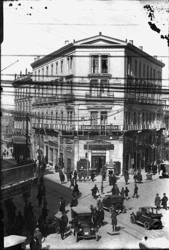 ΑΠΟΨΕΙΣ - Αθήνα ΑΘΗΝΑ. ΧΑΥΤΕΙΑ. ΔΙΑΣΤΑΥΡΩΣΗ ΤΩΝ ΟΔΩΝ ΣΤΑΔΙΟΥ ΚΑΙ ΑΙΟΛΟΥ ΑΠΕΝΑΝΤΙ ΑΠΟ ΤΟ ΞΕΝΟΔΟΧΕΙΟ ΑΠΟΛΛΩΝ. ΔΙΑΒΑΤΕΣ, ΑΥΤΟΚΙΝΗΤA ΣΤΟ ΔΡΟΜΟ ΚΑΙ ΣΤΟ ΚΕΝΤΡΟ Ο ΤΡΟΧΟΝΟΜΟΣ ΠΟΥ ΡΥΘΜΙΖΕΙ ΤΗΝ ΚΥΚΛΟΦΟΡΙΑ. Σάβ.jpg