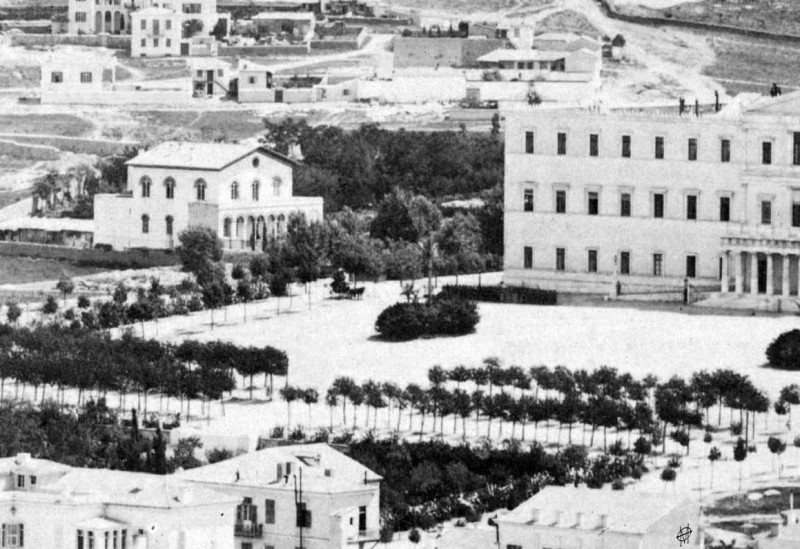 Δημήτρης Κωνσταντίνου, 1861, Πλατεία Συντάγματος, στα αριστερά η στρατιωτική φαρμακαποθήκη.jpg