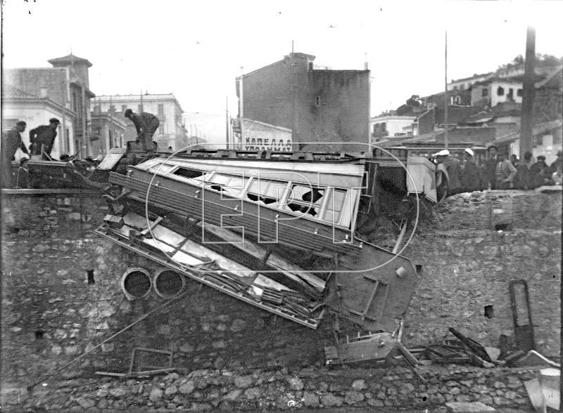 1929.ΑΘΗΝΑ. O ΣΥΡΜΟΣ ΤΡΑΜ ΤΗΣ ΓΡΑΜΜΗΣ ΠΑΓΚΡΑΤΙΟΥ ΠΟΥ ΕΚΤΡΟΧΙΑΣΤΗΚΕ ΣΤΗΝ ΣΤΡΟΦΗ ΤΟΥ ΠΑΓΚΡΑΤΙΟΥ ΚΑΙ ΚΑΤΕΛΗΞΕ ΣΤΗ ΔΙΑΜΟΡΦΩΜΕΝΗ ΚΟΙΤΗ ΤΟΥ ΙΛΙΣΣΟΥ ΠΟΤΑΜΟΥ..jpg