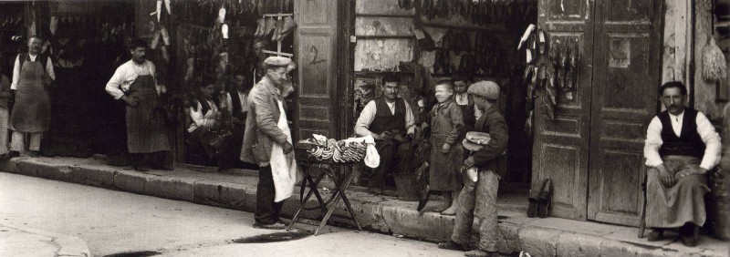 Oδός Αθηνάς - σανδαλοποιεία 1920.jpg