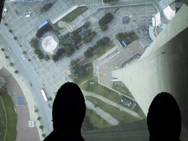 Glass_Floor_of_the_CN_Tower.jpg