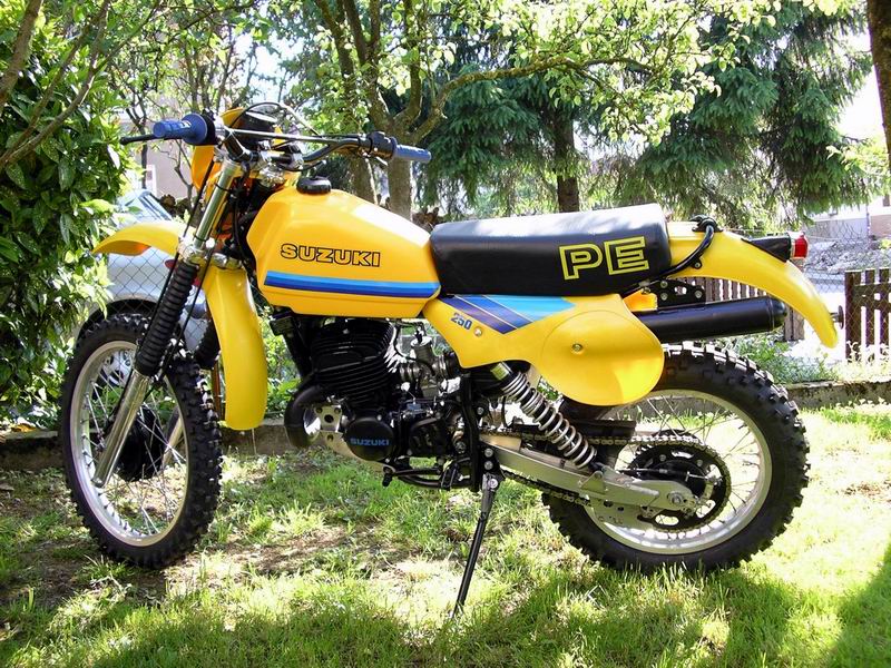 suzuki_pe250_1980_03.jpg