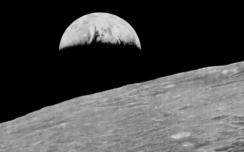 2-xakers-diasozoun-fotografies-tis-selinis-apo-to-arxeio-tis-nasa.jpg